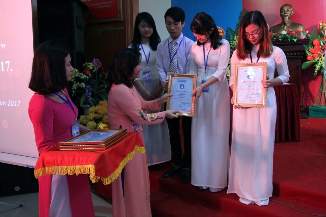 Đ/c Nguyễn Thị Hà - Phó Bí Thư Tỉnh Ủy đang trao bằng khen cho các em “Sinh viên 5 tốt”