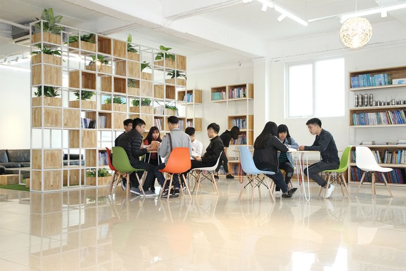 Thư viện là nơi để học viên nghiên cứu, giải lao sau mỗi giờ học tập tại trường.