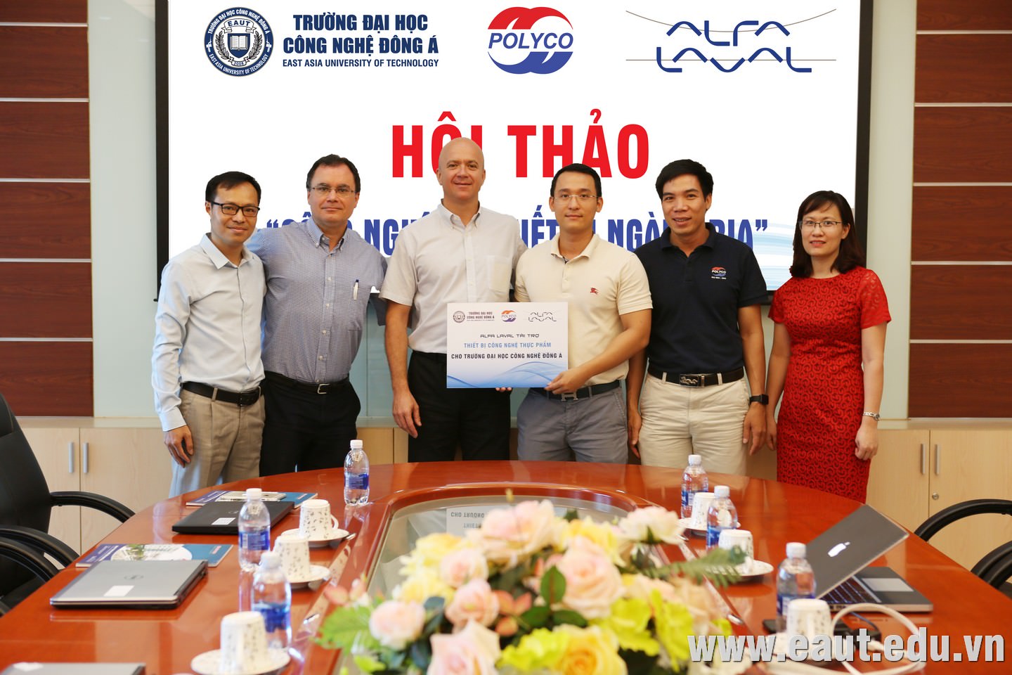 TS. Đinh Văn Thành - Phó Hiệu trưởng tiếp nhận tài trợ thiết bị công nghệ thực phẩm từ đại diện Tập đoàn Alfa Laval