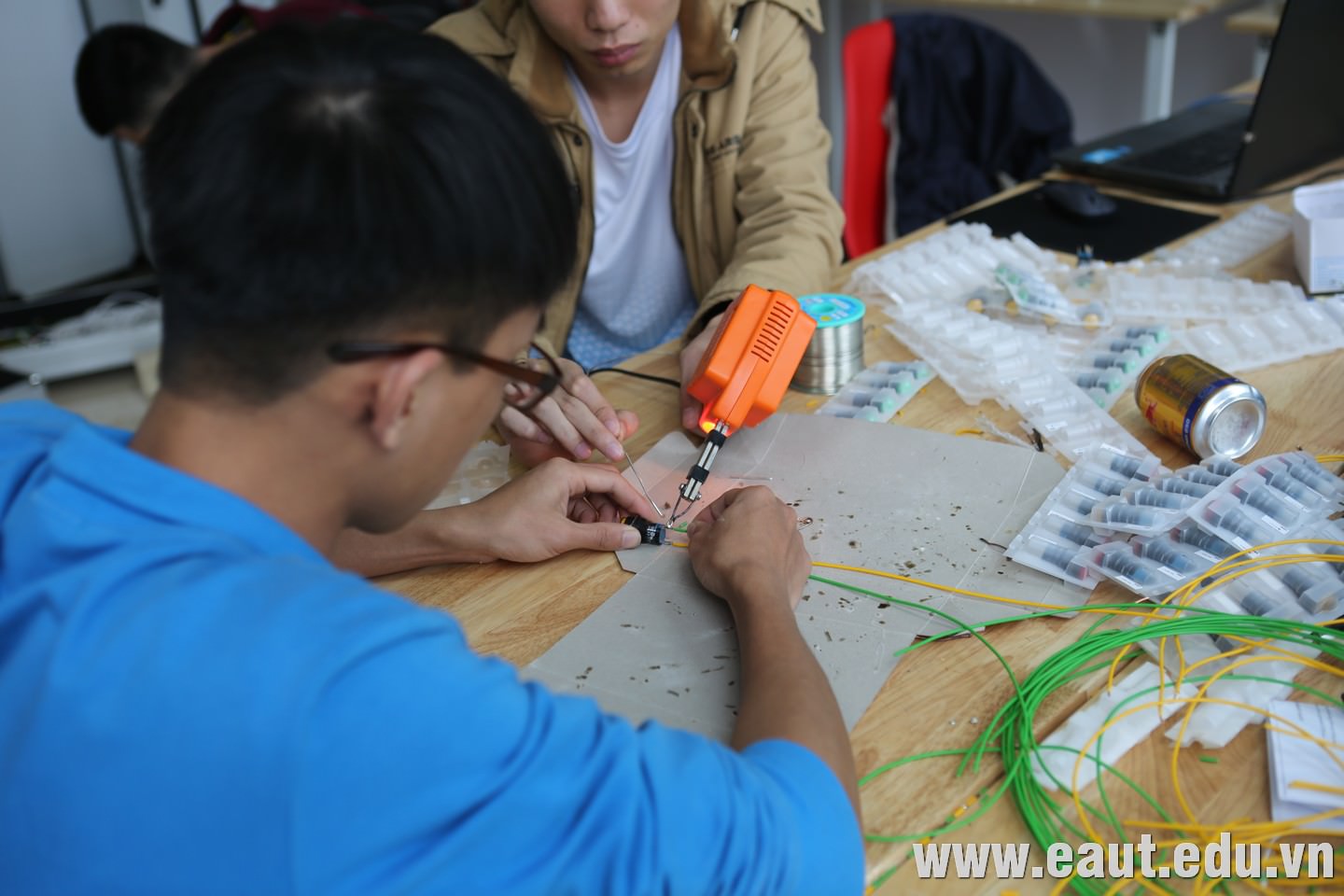Tham gia quá trình kiểm tra kỹ thuật còn có các sinh viên khối ngành kỹ thuật Đại học Công nghệ Đông Á