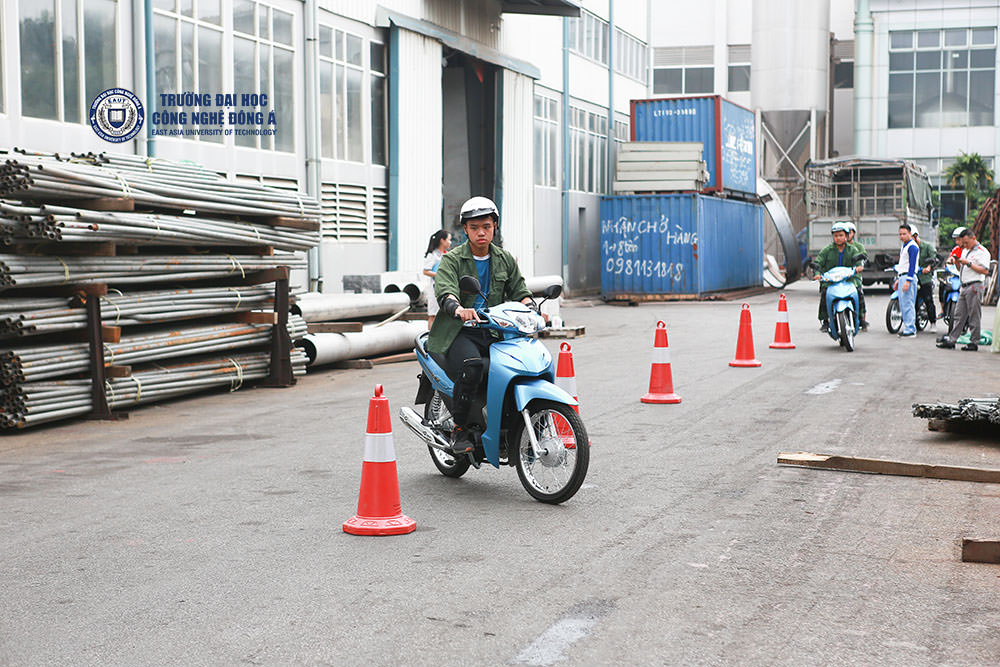 Sinh viên EAUT học cách điều khiển xe máy an toàn.