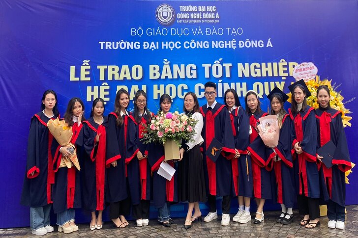 Sinh viên ngành du lịch Eaut trong ngày lễ tốt nghiệp 