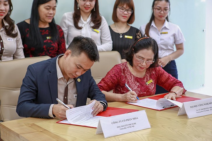 Đại diện Công ty Cổ phần MISA, ông Nguyễn Phi Nghị - Giám đốc văn phòng Hà Nội đại diện ký kết hợp tác với Đại học Công nghệ Đông Á.