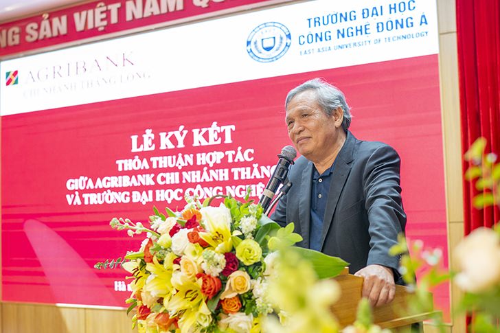 GS Đinh Văn Thuận - Chủ tịch Hội đồng trường có mặt tại buổi lễ ký kết