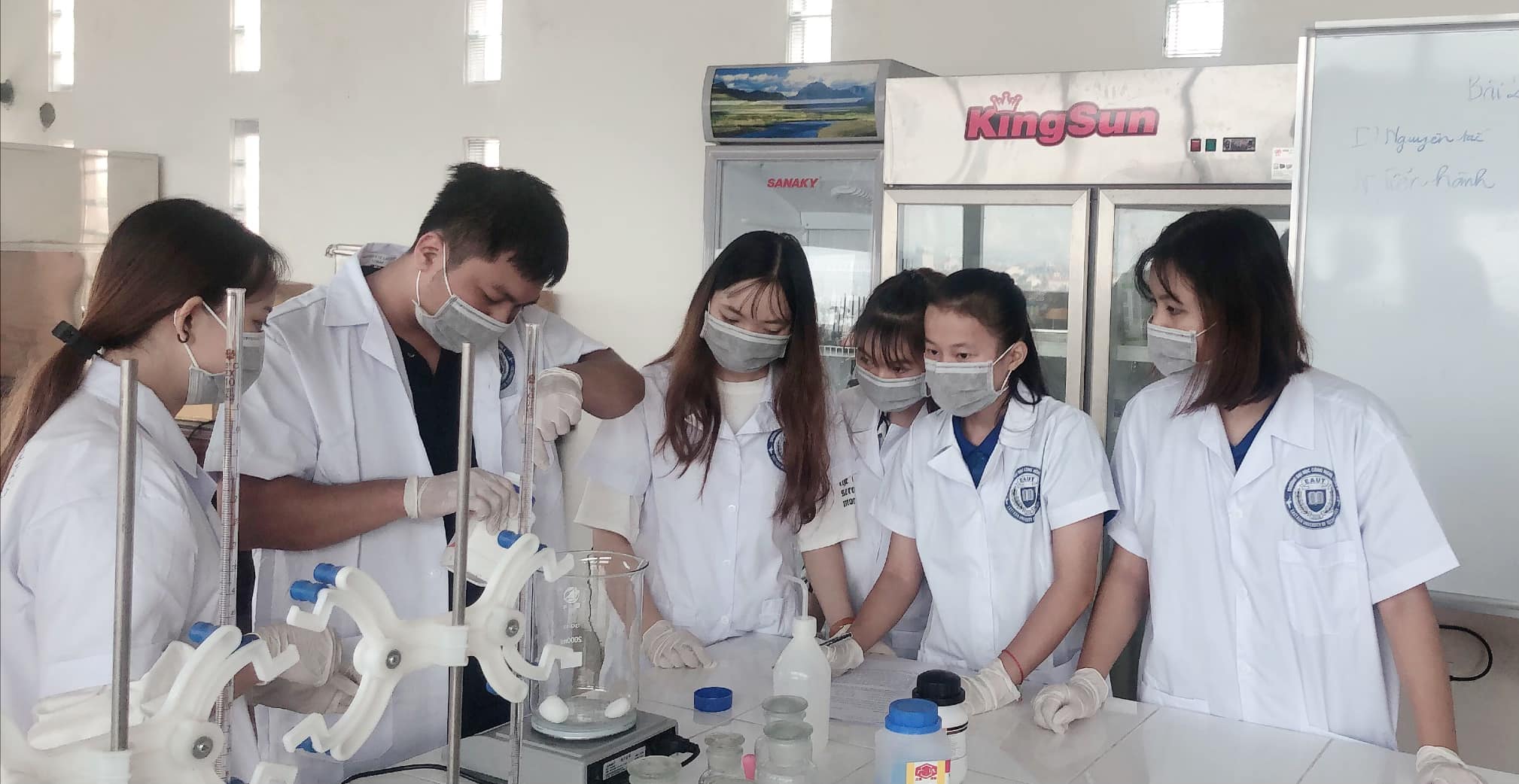 Sinh viên khoa Công nghệ thực phẩm Đại học Công nghệ Đông Á trong giờ học thực hành
