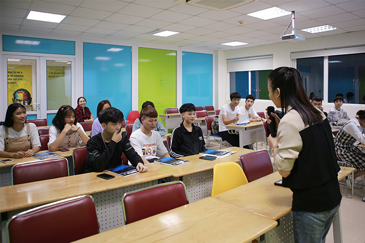 Lớp học tại EAUT với sự tương tác cao giữa giảng viên và sinh viên