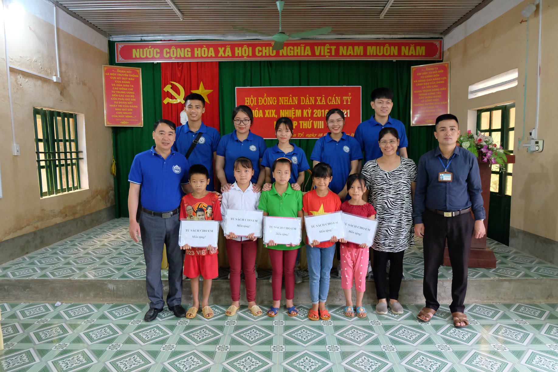 Hoa và các bạn trong đợt tình nguyện trao quà cho các trẻ em có hoàn cảnh khó khăn vùng cao tại Hà Giang