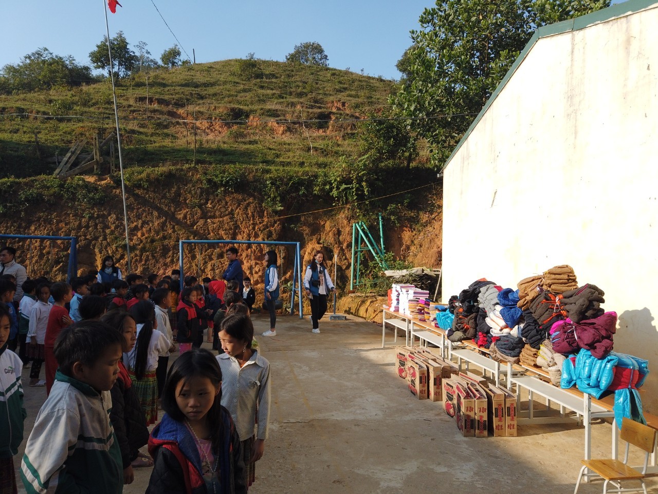 các bạn thành viên trong BCH Đoàn trường ĐH Công Nghệ Đông Á cùng các thành viên trong BCH Hội đồng hương Thanh Hoá đã đến thăm và trao quà cho các trẻ em có hoàn cảnh khó khăn tại huyện Mường Lát