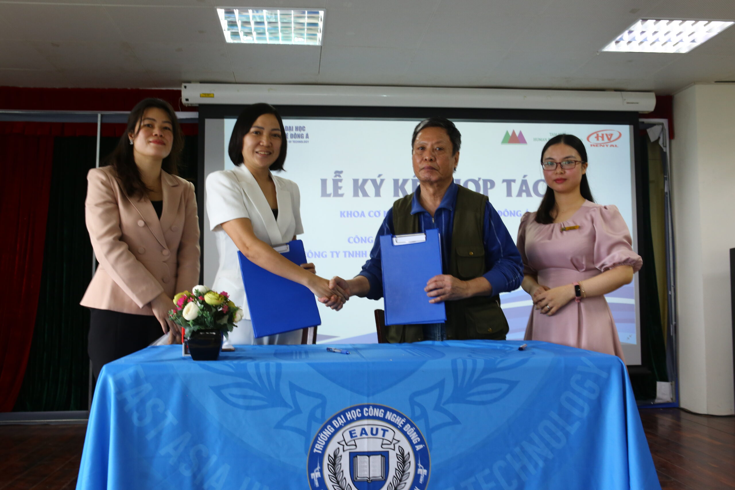 Công ty TNHH Nguồn lực Tâm Việt và Khoa Cơ khí Trường Đại học Công nghệ Đông Á ký kết hợp tác 