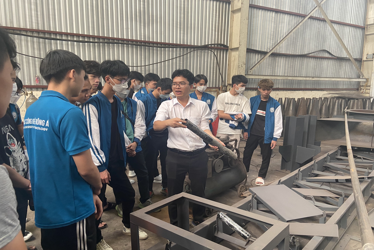 Kỹ sư Mai Văn Chính trực tiếp hướng dẫn các bạn sinh viên tham quan Nhà xưởng 