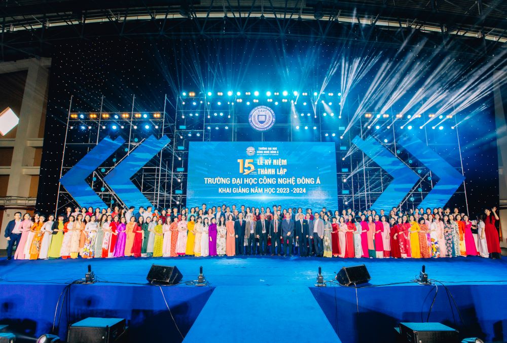 Ảnh 1. (Hình ảnh chung) Lễ Kỷ niệm 15 năm hình thành và phát triển trường Đại học Công nghệ Đông Á, Khai giảng năm học 2023 – 2024 và Kỷ niệm 41 năm ngày Nhà giáo Việt Nam 20-11