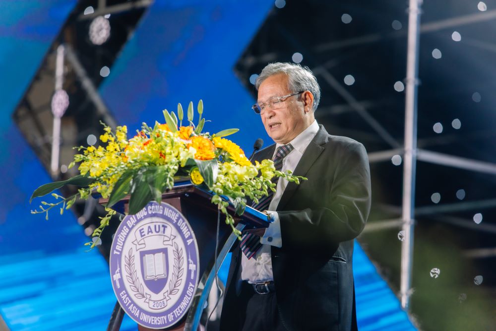 Ảnh 2.(Hình ảnh Thầy Thuận) Gs.Ts Đinh Văn Thuận – Chủ tịch Hội đồng trường Đại học Công nghệ Đông Á phát biểu ôn lại hành trình 15 năm của Nhà trường