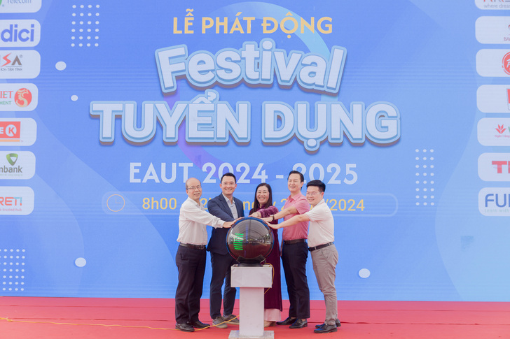 le phat dong festival tuyen dung eaut 2024 2025 17