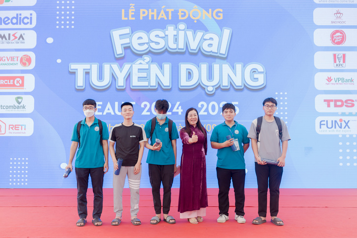 le phat dong festival tuyen dung eaut 2024 2025 24