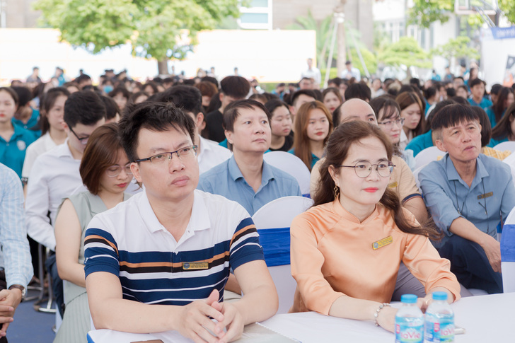 le phat dong festival tuyen dung eaut 2024 2025 5