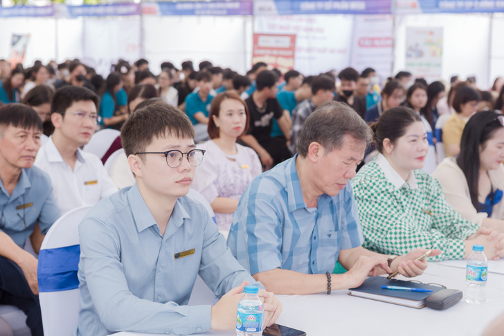 le phat dong festival tuyen dung eaut 2024 2025 6