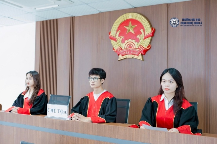 Ngành Luật EAUT Có Gì "Hot"? Khám phá ngay! 4 Tự tin chinh phục thị trường lao động 4.0 với tấm bằng Luật “đa năng”