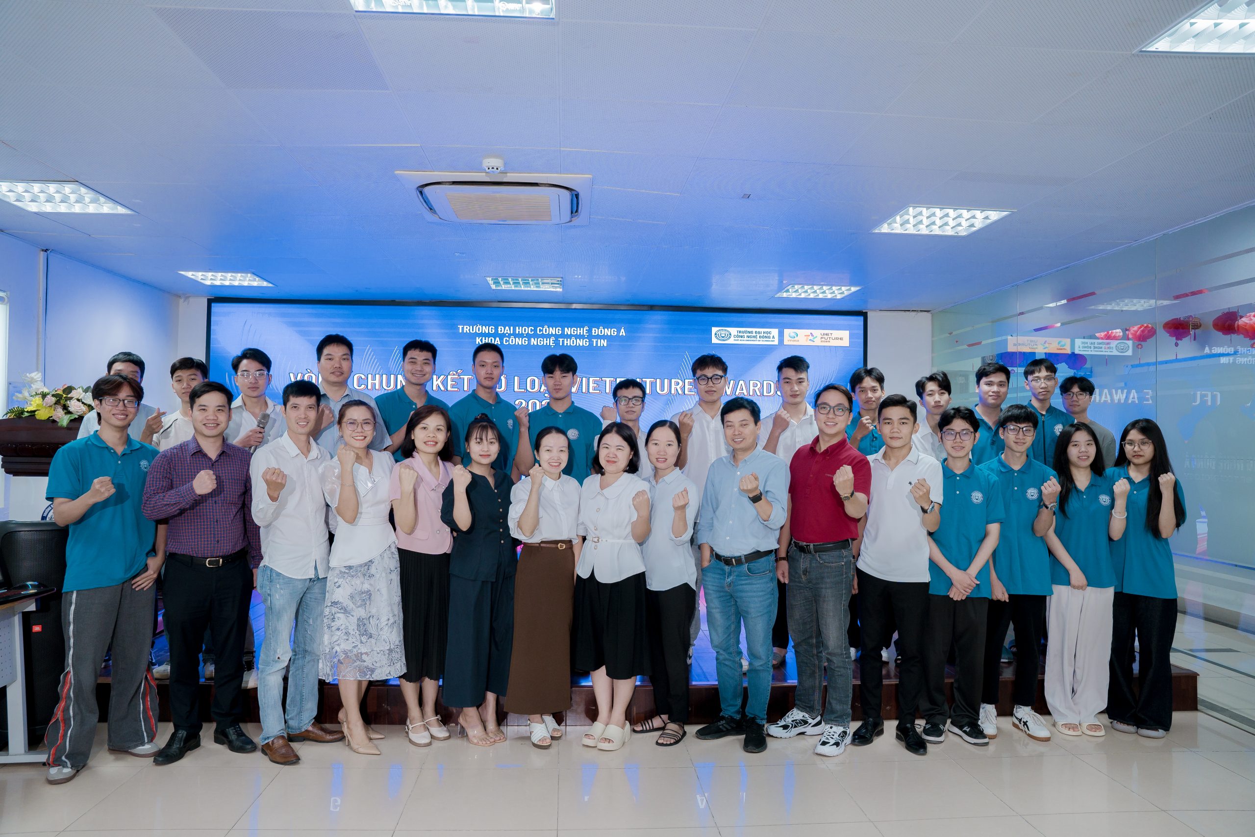 KHOA CÔNG NGHỆ THÔNG TIN ĐẠI DIỆN EAUT TRANH TÀI TẠI CHUNG KẾT CUỘC THI VIETFUTURE AWARDS 2025 1 CHUNG KẾT VÒNG KHẢO SƠ CẤP TRƯỜNG CUỘC THI VIETFUTURE AWARDS 2025