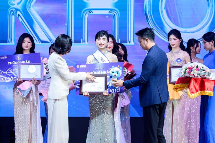 Nữ sinh Lê Phạm Phương Mai đến từ khoa Tài chính kế toán đã giành giải Á khôi 1 tại đêm chung kết và trao giải Miss EAUT 2025