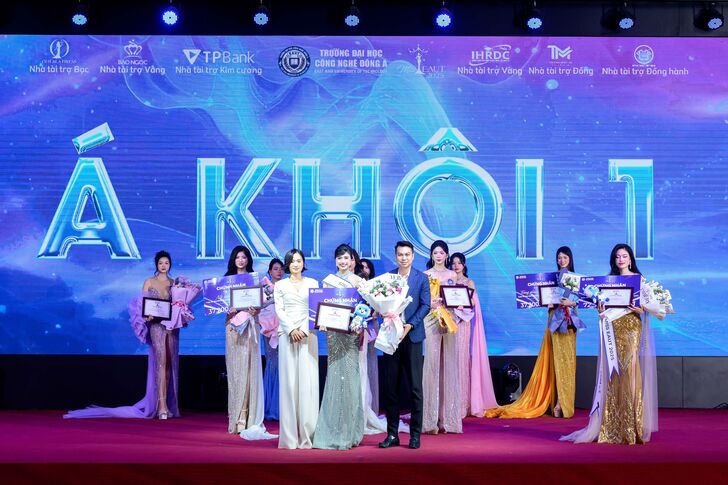 Nữ sinh Vũ Anh Thư đến từ khoa Dược đã giành giải Á khôi 2 tại đêm chung kết và trao giải Miss EAUT 2025