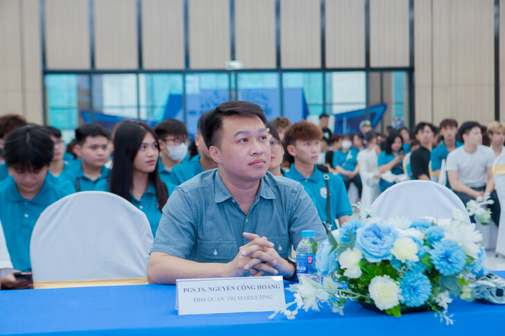 The Faculty of Business Administration Successfully Organizes the Citizenship Week to Welcome K16 New Students 40 F8C0192