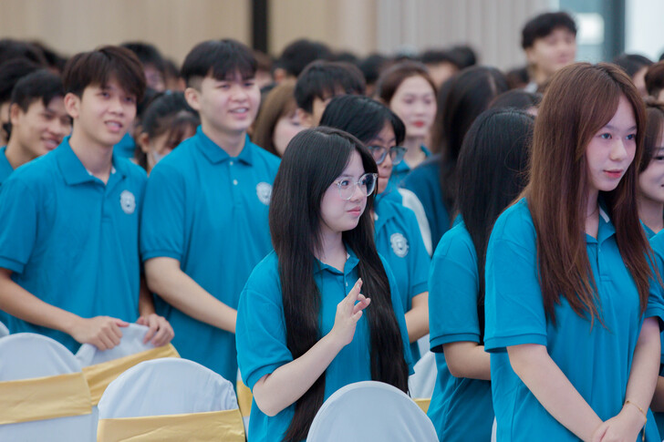 The Faculty of Business Administration Successfully Organizes the Citizenship Week to Welcome K16 New Students 47 F8C0334