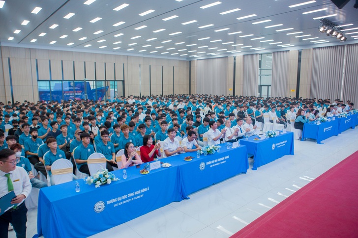 The Faculty of Electrical and Electronic Engineering Organizes the Citizenship Week to Welcome K16 Freshmen 1 F8C9399