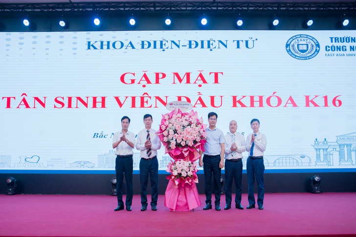 The Faculty of Electrical and Electronic Engineering Organizes the Citizenship Week to Welcome K16 Freshmen 26 F8C9429