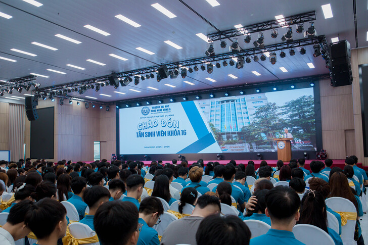 The Faculty of Business Administration Successfully Organizes the Citizenship Week to Welcome K16 New Students 5 F8C9741