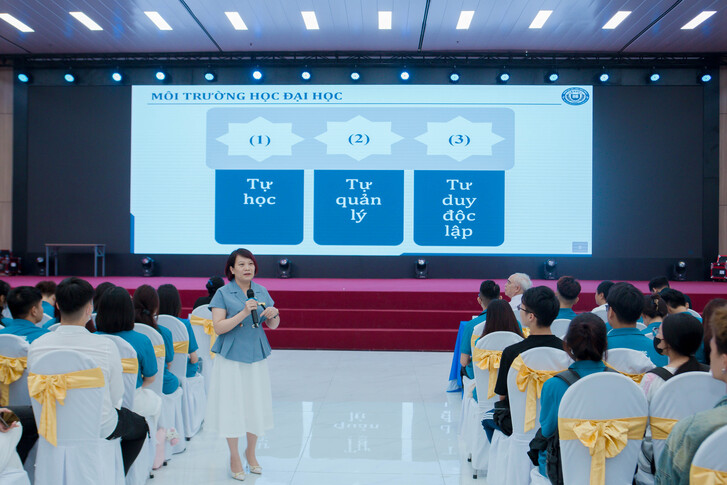 The Faculty of Business Administration Successfully Organizes the Citizenship Week to Welcome K16 New Students 34 F8C9969