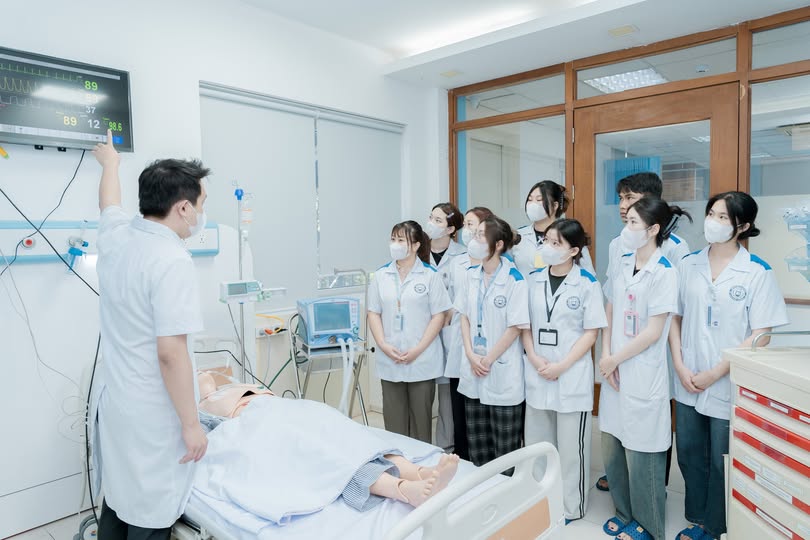 Ngành Dược và ngành Điều dưỡng khác nhau như thế nào? Cơ hội việc làm 2026 3 510351421 122218478702085423 9008640289019461145 n