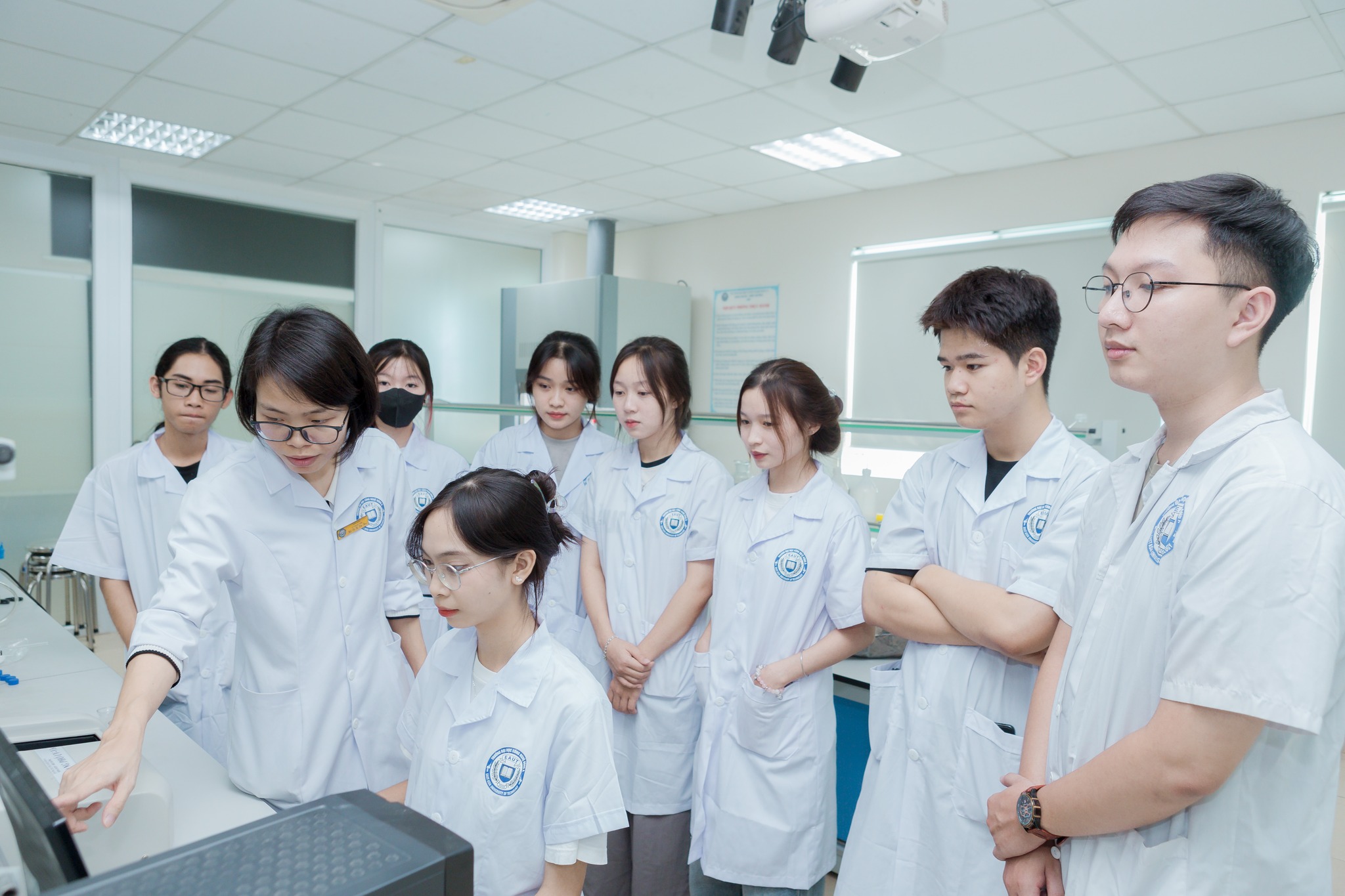 Ngành Dược và ngành Điều dưỡng khác nhau như thế nào? Cơ hội việc làm 2026 4 Sinh viên học ngành Dược và ngành Điều dưỡng tại trường Đại học Công nghệ Đông Á