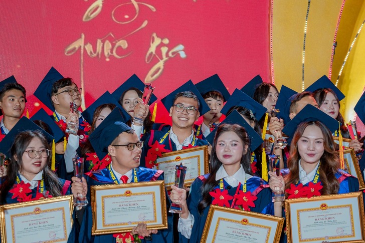 VŨ THIÊN DƯƠNG - THỦ KHOA TỐT NGHIỆP XUẤT SẮC EAUT ĐƯỢC TUYÊN DƯƠNG, GHI DANH SỔ VÀNG TẠI VĂN MIẾU QUỐC TỬ GIÁM 3 vu-thien-duong-thu-khoa-tot-nghiep-xuat-sac-eaut-duoc-ghi-danh-so-vang-tai-van-mieu-quoc-tu-giam