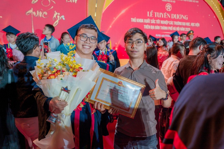 VŨ THIÊN DƯƠNG - THỦ KHOA TỐT NGHIỆP XUẤT SẮC EAUT ĐƯỢC TUYÊN DƯƠNG, GHI DANH SỔ VÀNG TẠI VĂN MIẾU QUỐC TỬ GIÁM 7 vu-thien-duong-thu-khoa-tot-nghiep-xuat-sac-eaut-duoc-ghi-danh-so-vang-tai-van-mieu-quoc-tu-giam