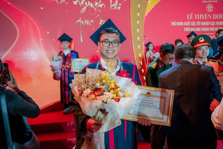 VŨ THIÊN DƯƠNG - THỦ KHOA TỐT NGHIỆP XUẤT SẮC EAUT ĐƯỢC TUYÊN DƯƠNG, GHI DANH SỔ VÀNG TẠI VĂN MIẾU QUỐC TỬ GIÁM 2 vu-thien-duong-thu-khoa-tot-nghiep-xuat-sac-eaut-duoc-ghi-danh-so-vang-tai-van-mieu-quoc-tu-giam