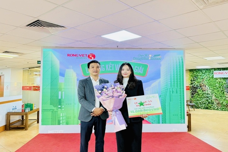 SINH VIÊN VŨ HÀ NGUYÊN HƯƠNG KHOA TÀI CHÍNH - KẾ TOÁN GIÀNH QUÁN QUÂN RỒNG VIỆT INVEST 2025 2 597442888 1298145485683233 6977643843388612638 n