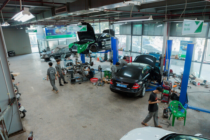  Sinh viên ngành ô tô học thực hành tại Gara Ô tô EAUT