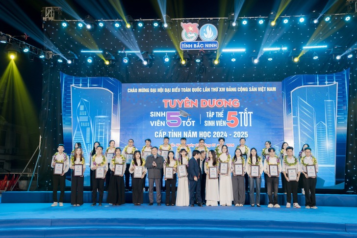 sinh-vien-eaut-ruc-chay-dam-me-tai-ngay-hoi-hoc-sinh-sinh-vien-tinh-bac-ninh-2026