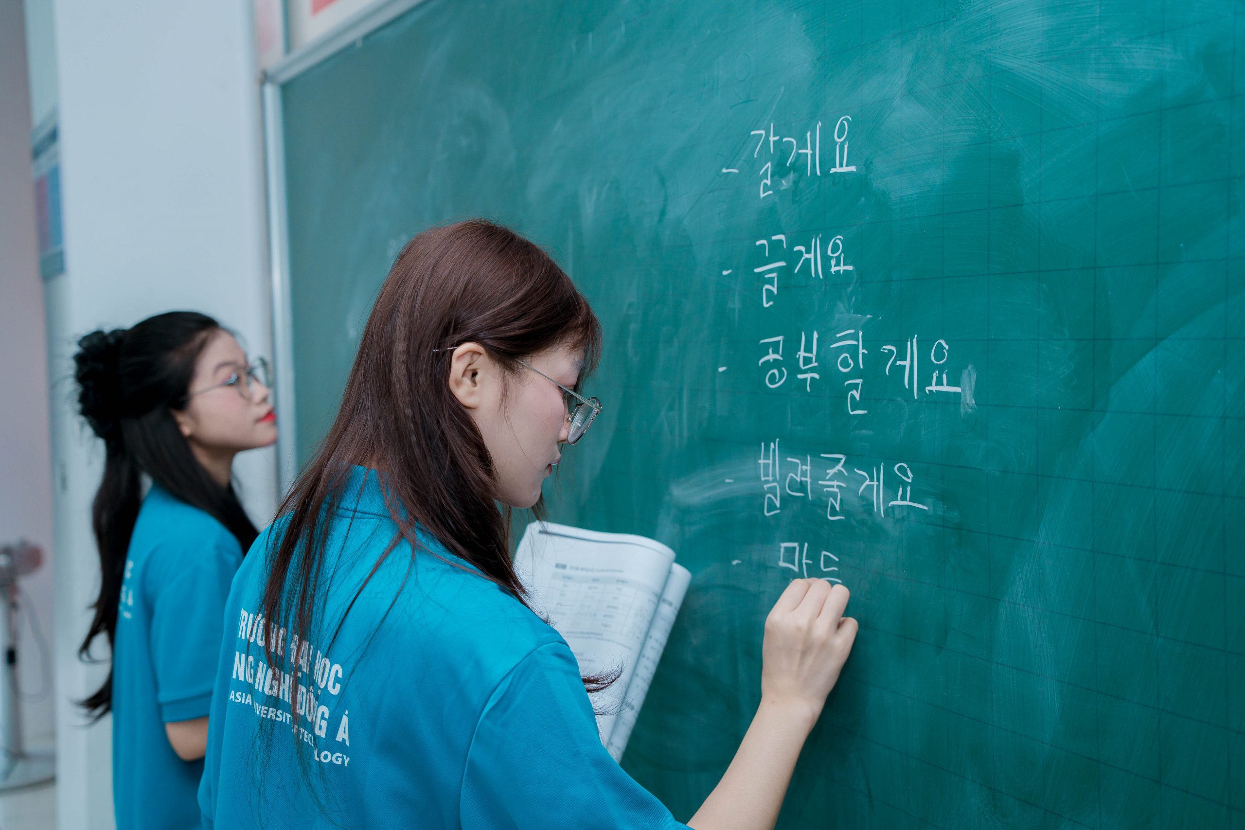 Tìm hiểu 4 ngành ngôn ngữ