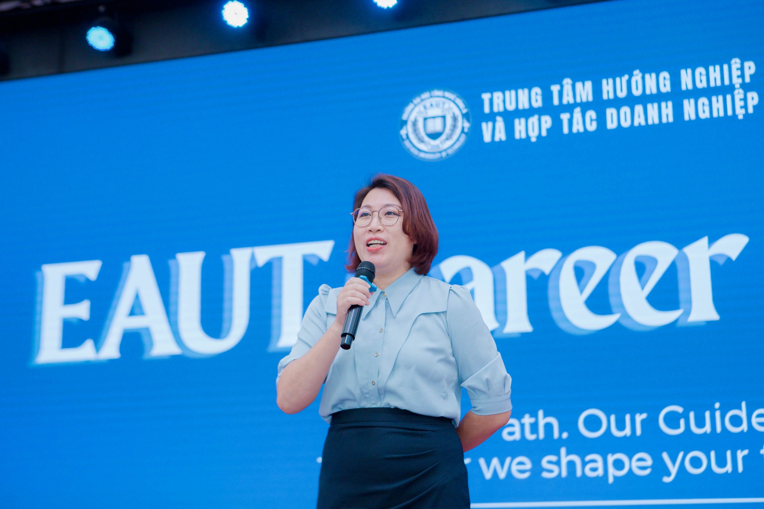 Ngành ngôn ngữ Anh là gì? Có dễ xin việc không?