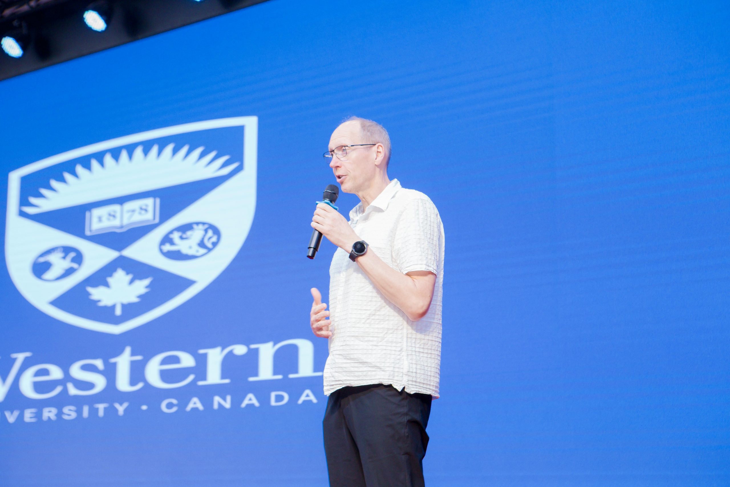 Ngành ngôn ngữ Anh là gì? Có dễ xin việc không?