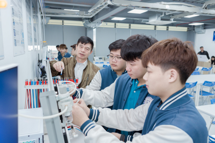 Chương trình đào tạo gắn liền thực tiễn