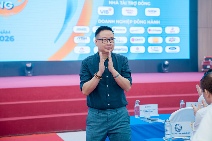 FESTIVAL TUYỂN DỤNG EAUT 2026: CẦU NỐI VỮNG CHẮC GIỮA NHÀ TRƯỜNG VÀ DOANH NGHIỆP, MỞ RA HÀNG TRĂM CƠ HỘI VIỆC LÀM CHO SINH VIÊN 13 A7R00042