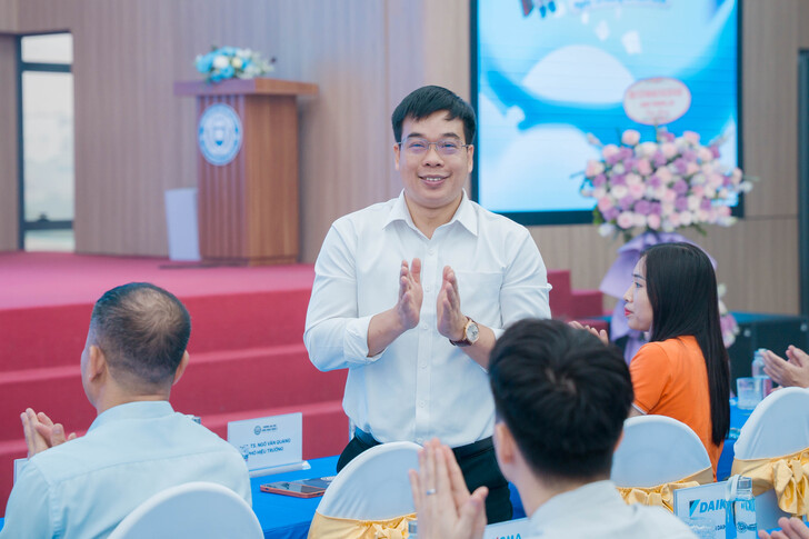 FESTIVAL TUYỂN DỤNG EAUT 2026: CẦU NỐI VỮNG CHẮC GIỮA NHÀ TRƯỜNG VÀ DOANH NGHIỆP, MỞ RA HÀNG TRĂM CƠ HỘI VIỆC LÀM CHO SINH VIÊN 14 A7R00047