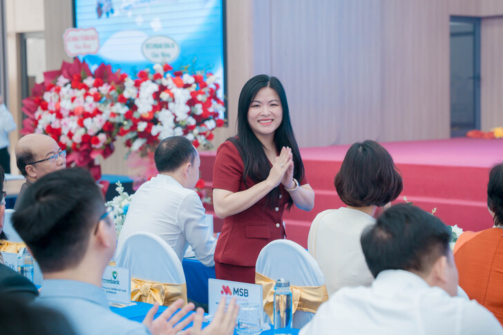 FESTIVAL TUYỂN DỤNG EAUT 2026: CẦU NỐI VỮNG CHẮC GIỮA NHÀ TRƯỜNG VÀ DOANH NGHIỆP, MỞ RA HÀNG TRĂM CƠ HỘI VIỆC LÀM CHO SINH VIÊN 21 A7R00075