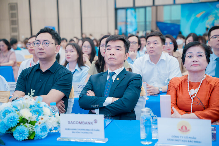 FESTIVAL TUYỂN DỤNG EAUT 2026: CẦU NỐI VỮNG CHẮC GIỮA NHÀ TRƯỜNG VÀ DOANH NGHIỆP, MỞ RA HÀNG TRĂM CƠ HỘI VIỆC LÀM CHO SINH VIÊN 25 A7R00158