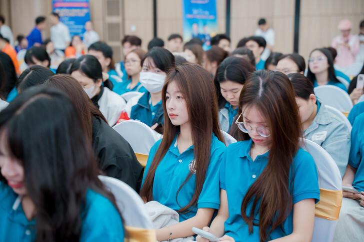 FESTIVAL TUYỂN DỤNG EAUT 2026: CẦU NỐI VỮNG CHẮC GIỮA NHÀ TRƯỜNG VÀ DOANH NGHIỆP, MỞ RA HÀNG TRĂM CƠ HỘI VIỆC LÀM CHO SINH VIÊN 26 A7R00193