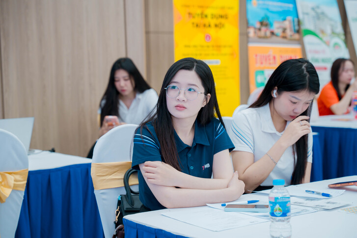 FESTIVAL TUYỂN DỤNG EAUT 2026: CẦU NỐI VỮNG CHẮC GIỮA NHÀ TRƯỜNG VÀ DOANH NGHIỆP, MỞ RA HÀNG TRĂM CƠ HỘI VIỆC LÀM CHO SINH VIÊN 27 A7R00201