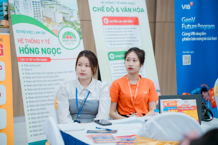 FESTIVAL TUYỂN DỤNG EAUT 2026: CẦU NỐI VỮNG CHẮC GIỮA NHÀ TRƯỜNG VÀ DOANH NGHIỆP, MỞ RA HÀNG TRĂM CƠ HỘI VIỆC LÀM CHO SINH VIÊN 29 A7R00208