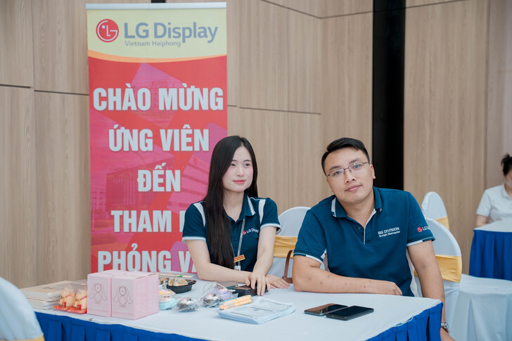 FESTIVAL TUYỂN DỤNG EAUT 2026: CẦU NỐI VỮNG CHẮC GIỮA NHÀ TRƯỜNG VÀ DOANH NGHIỆP, MỞ RA HÀNG TRĂM CƠ HỘI VIỆC LÀM CHO SINH VIÊN 31 A7R00218